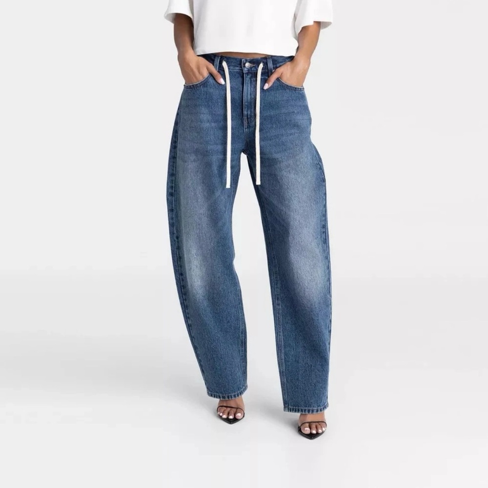 KBB by Kahlana Mid-rise Barrel “The Lynnox Jean”